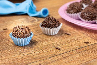 Geleneksel Brezilya Atıştırmalık Brigadeiro 'su Ahşap bir arka planda bir tabakta