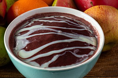 Acai (Aai) muz, Brezilya Geleneksel Meyvesi ve Tahta Masa Üzerinde Tropikal Meyveler 