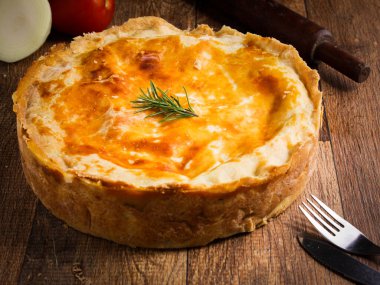 Brezilya Tavuklu Turtası - Spatula üzerine ev yapımı tavuk pastası dilimi Tahta masa kırsalında bir temyiz