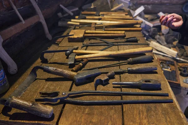 Ortaçağ demir ocağı araçları ayarlandı. Demirci çekiçleri, maşalar, maşalar, maşalar. Viking kalesinin yeniden inşasında kullanılan demirci aletleri. Tarihi Park Kalesi, Sortavala, Karelia.