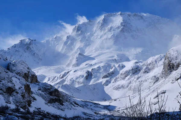 Adyr-su vadisinden Ullutau-chan dağının manzarası.