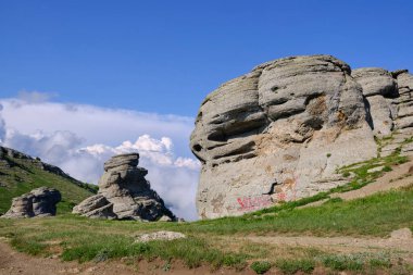 Alenga Dağı 'nın tepelerindeki kayalar. Demerdzhi dağ sırası, Kırım.