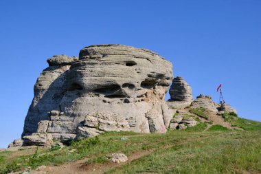 Alenga Dağı 'nın tepesindeki kayalar. Demerdzhi dağ sırası, Kırım.