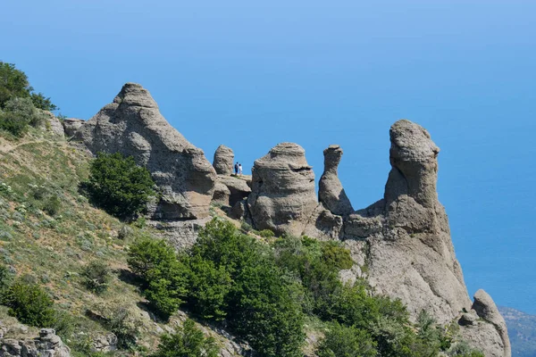 Bu tuhaf şekiller, Kırım kıyılarındaki hava koşullarının sonucu olarak kayalardan oluşmuştur. Demerdzhi sıradağları.