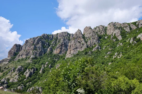 Hayaletler Vadisi 'nin üzerinde kayalık bir duvar. Demerdzhi dağ sırası, Kırım.