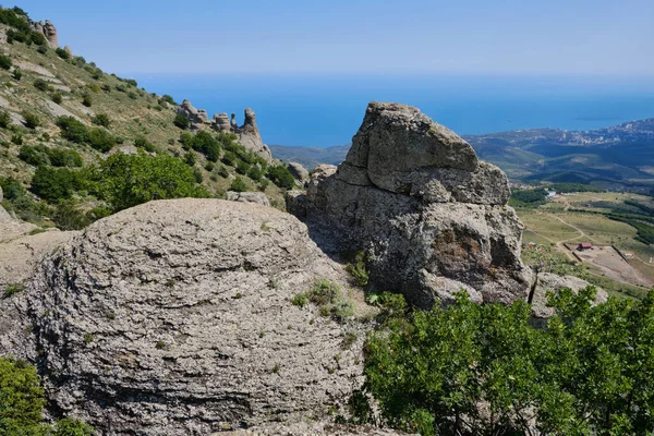 Demerdzhi Dağı 'nın yamacında Karadeniz kıyısının zeminine karşı havanın soğuması sonucu oluşan büyük taşlar. Kırım.