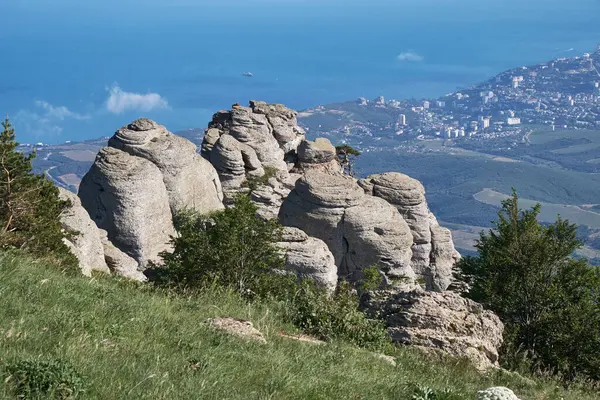 Chomachai kayalarının Alenga dağından görünüşü Karadeniz ve Alushta kentinin arka planına karşıdır. Kırım, Demerdzhi sıradağları.