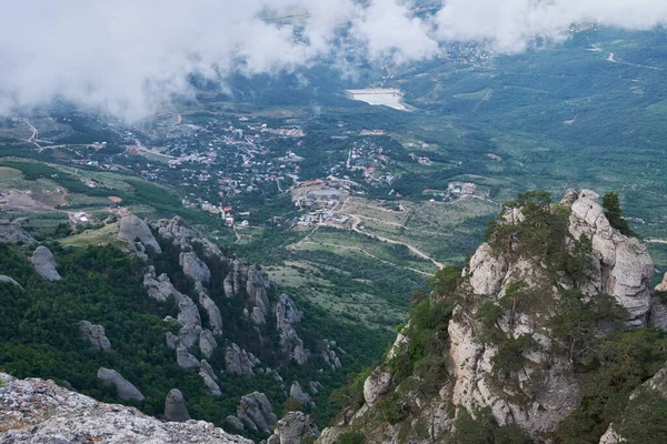 Güney Demerdzhi dağının gözlem güvertesinden Luchistoe köyünün manzarası. Kırım.