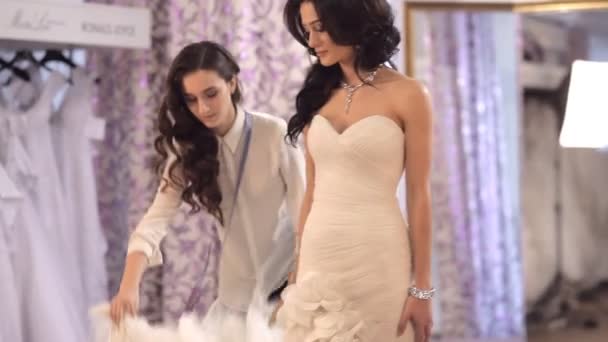 Il consulente ha aiutato la futura sposa a scegliere l'abito da sposa — Video Stock