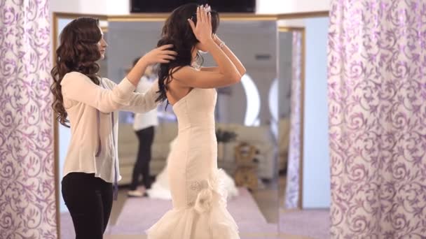 De consultant hielp de toekomstige bruid trouwjurk kiezen — Stockvideo