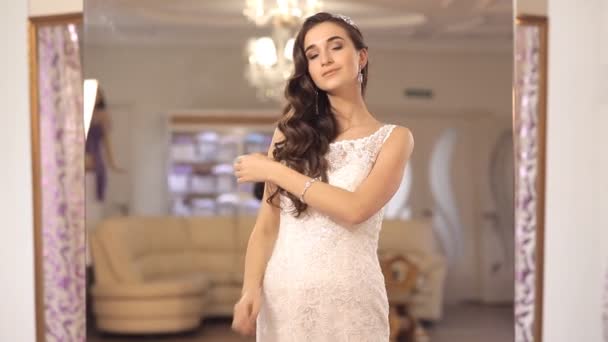 Девушка счастлива выбрать свадебное платье — стоковое видео