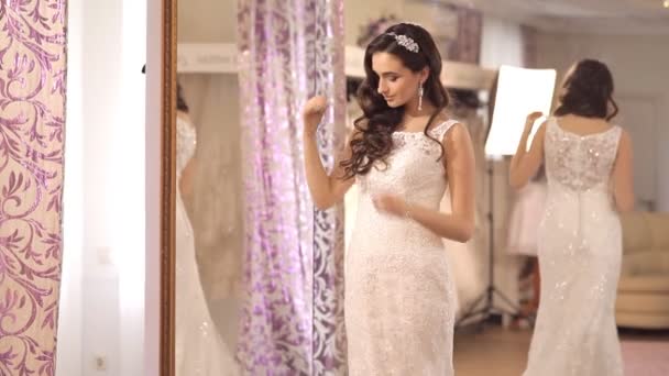 Fille heureuse de robe de mariée sélectionnée — Video