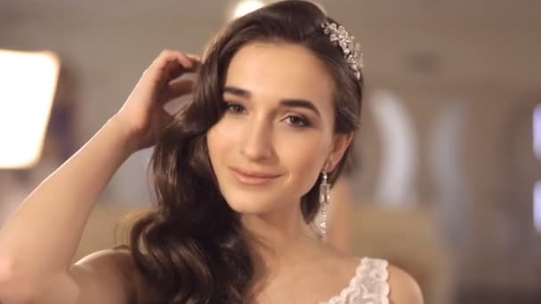 Fille admire robe de mariée sélectionnée — Video