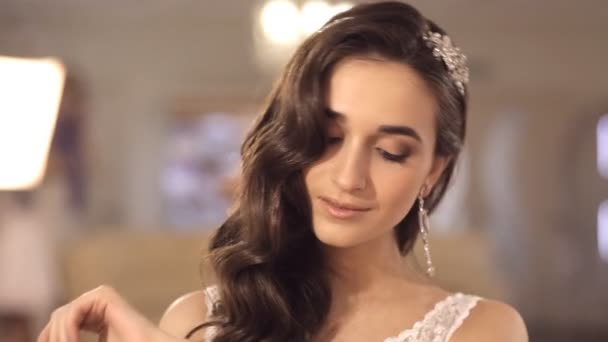 Девушка восхищается выбранным свадебным платьем — стоковое видео