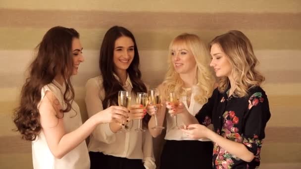 Belle ragazze battono gli occhiali di champagne nel compleanno — Video Stock