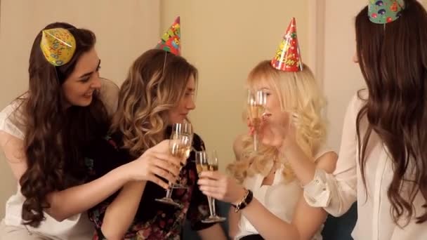 Belles filles cligner des verres de champagne dans l'anniversaire — Video