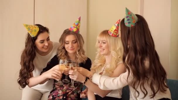 Belles filles cligner des verres de champagne dans l'anniversaire — Video