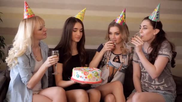 Belle ragazze battono gli occhiali di champagne nel compleanno — Video Stock