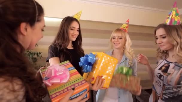 Jovencita recibir regalos de amigos — Vídeo de stock