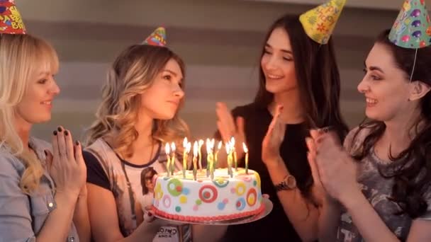 A menina no aniversário faz um desejo e apaga as velas no bolo — Vídeo de Stock