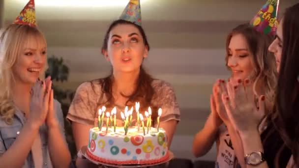 La fille dans l'anniversaire fait un voeu et souffle les bougies sur le gâteau — Video