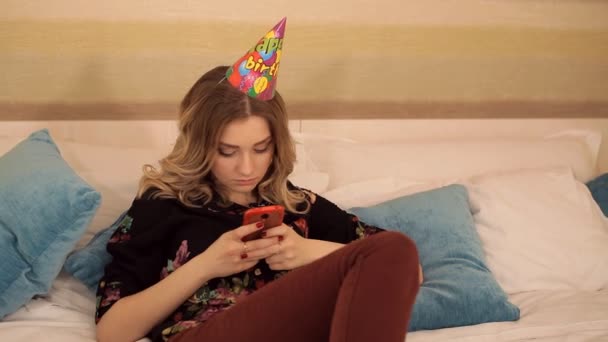 Jeune fille couchée et l'utilisation du téléphone mobile — Video