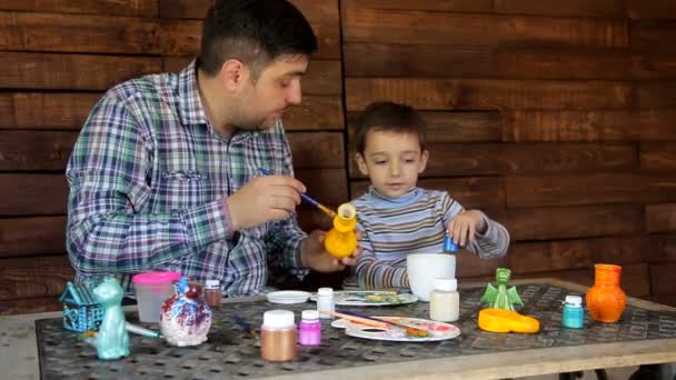 Padre e figlio dipingendo ceramiche — Video Stock