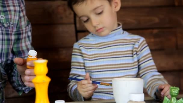 Padre e hijo pintando cerámica — Vídeo de stock