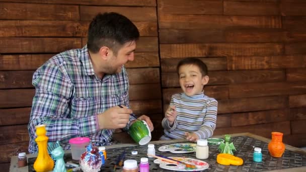 Padre e hijo pintando cerámica — Vídeos de Stock