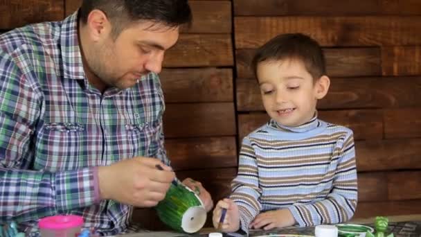 Padre e hijo pintando cerámica — Vídeos de Stock