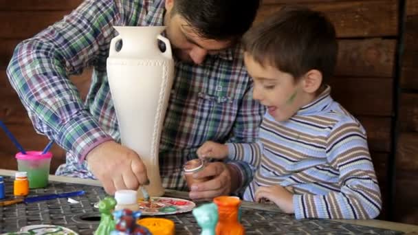 Padre e figlio dipingere colori vaso di ceramica — Video Stock