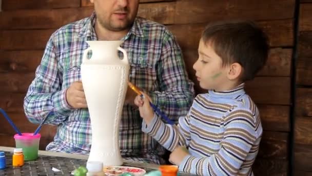 Otec a syn malovat barvami keramická váza — Stock video