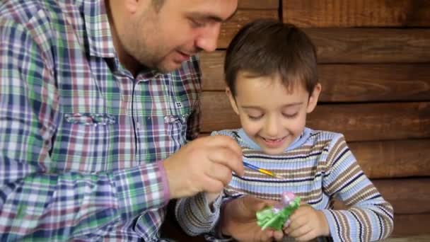 Padre e hijo pintando cerámica — Vídeo de stock