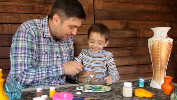 Padre e figlio dipingere colori vaso di ceramica — Video Stock