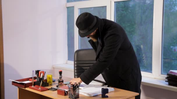 Человек крадет конфиденциальную информацию из офиса — стоковое видео