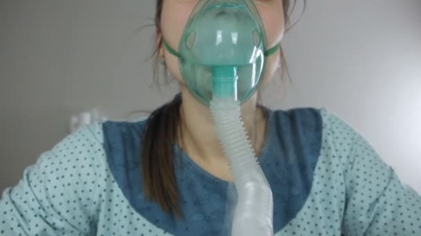 La femme fait une procédure médicale - inhalation respiratoire dans un masque. Femme peur de contracter le coronavirus — Video