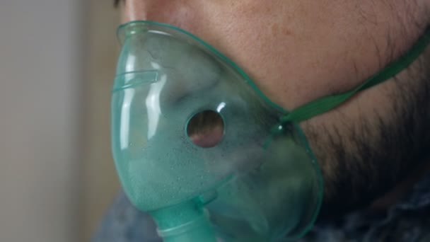 Gebruik een vernevelaar en inhalator voor de behandeling. De patiënt inhaleert via het inhalatiemasker. Virus, coronovirus — Stockvideo