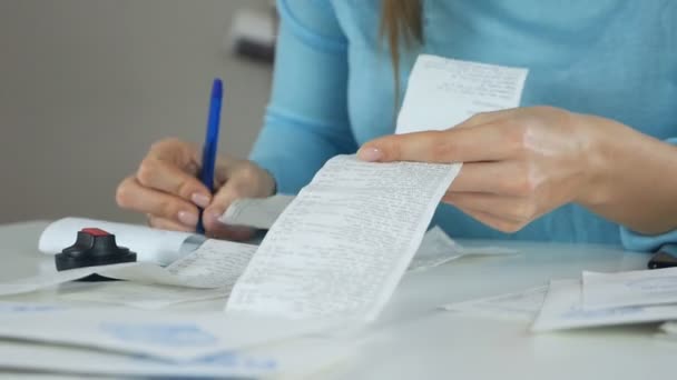 Crise financière pendant la période Covid-19. La femme à la maison garde le budget familial. Comptabilité des revenus et dépenses mensuels service public, facture, crédit — Video