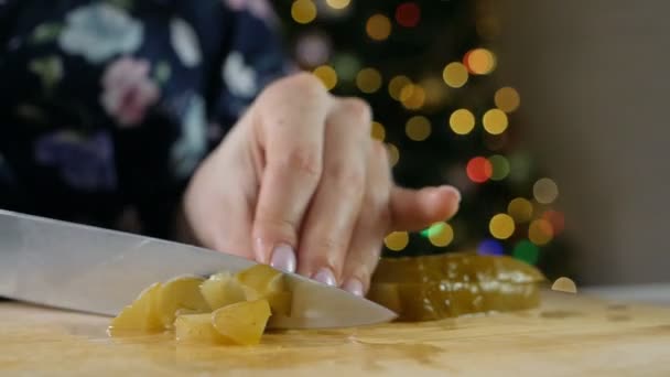 As mãos de mulheres cortam escabeches em partes da salada de Ano Novo. Árvore de Natal, férias, salada, comida tradicional — Vídeo de Stock