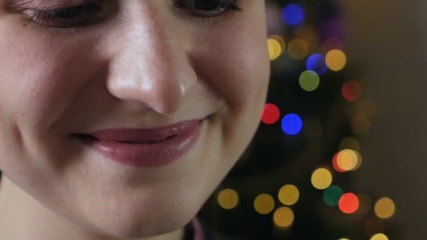 Menina romântica com uma xícara de café ou chá. Menina bonita bebe café. Interior festivo com luzes, árvore de Natal Noite de inverno, aconchegante — Vídeo de Stock