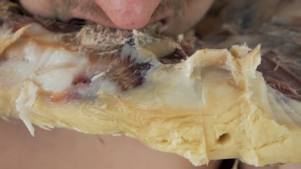 Aufgeschnittenes Maul eines Mannes, der spanischen Serrano-Schinken, Marmelade nagt — Stockvideo