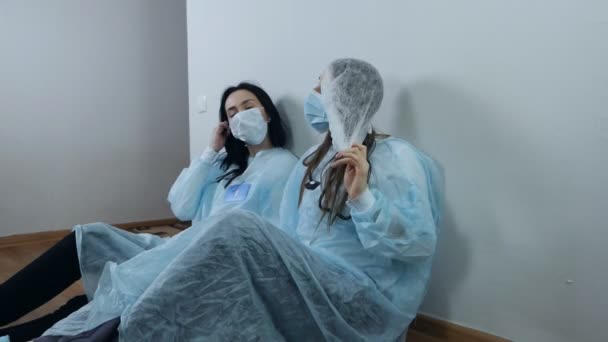 Covid-19大流行期间，疲惫的女医生摘下医院的面具 — 图库视频影像