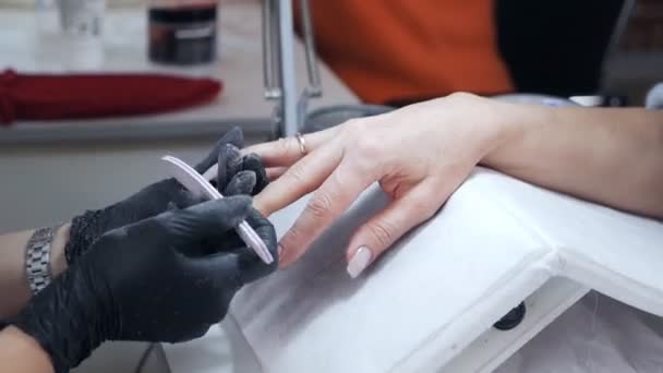 Kvinnliga händer får manikyr i skönhetssalong. Nail arkiverar. Närbild — Stockvideo