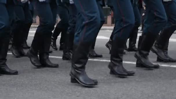 Primer plano de los pies del personal militar marchando en un desfile en cámara lenta. Marcha militar. Uniforme azul. ropa y botas negras — Vídeo de stock