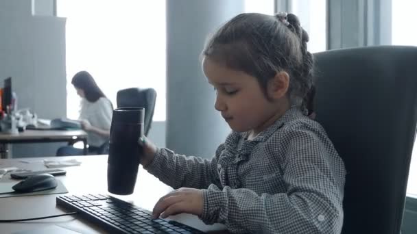 Imádnivaló óvodás gyermek dolgozik számítógépen asztalnál irodában.Kis üzletasszony — Stock videók