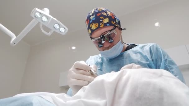 O dentista trata o paciente na odontologia. Conceito de tratamento — Vídeo de Stock