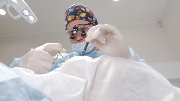 Il dentista cura il paziente in odontoiatria. Concetto trattamento — Video Stock