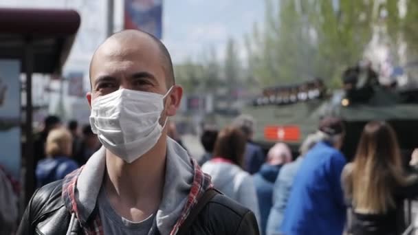 Desfile militar durante la epidemia. Un hombre con una máscara médica en el desfile — Vídeo de stock