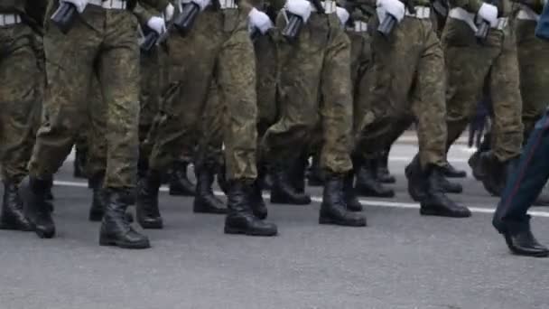 Soldados em uniformes de camuflagem e botas são esbeltos no desfile da vitória com armas em suas mãos.câmera lenta — Vídeo de Stock