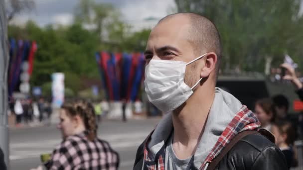 Desfile militar durante la epidemia. Un hombre con una máscara médica en el desfile — Vídeo de stock